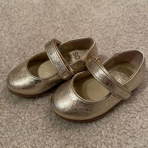 Gold dress shoes, toddler girl, size 4